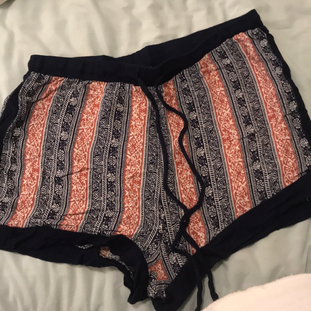 En creme flowy shorts